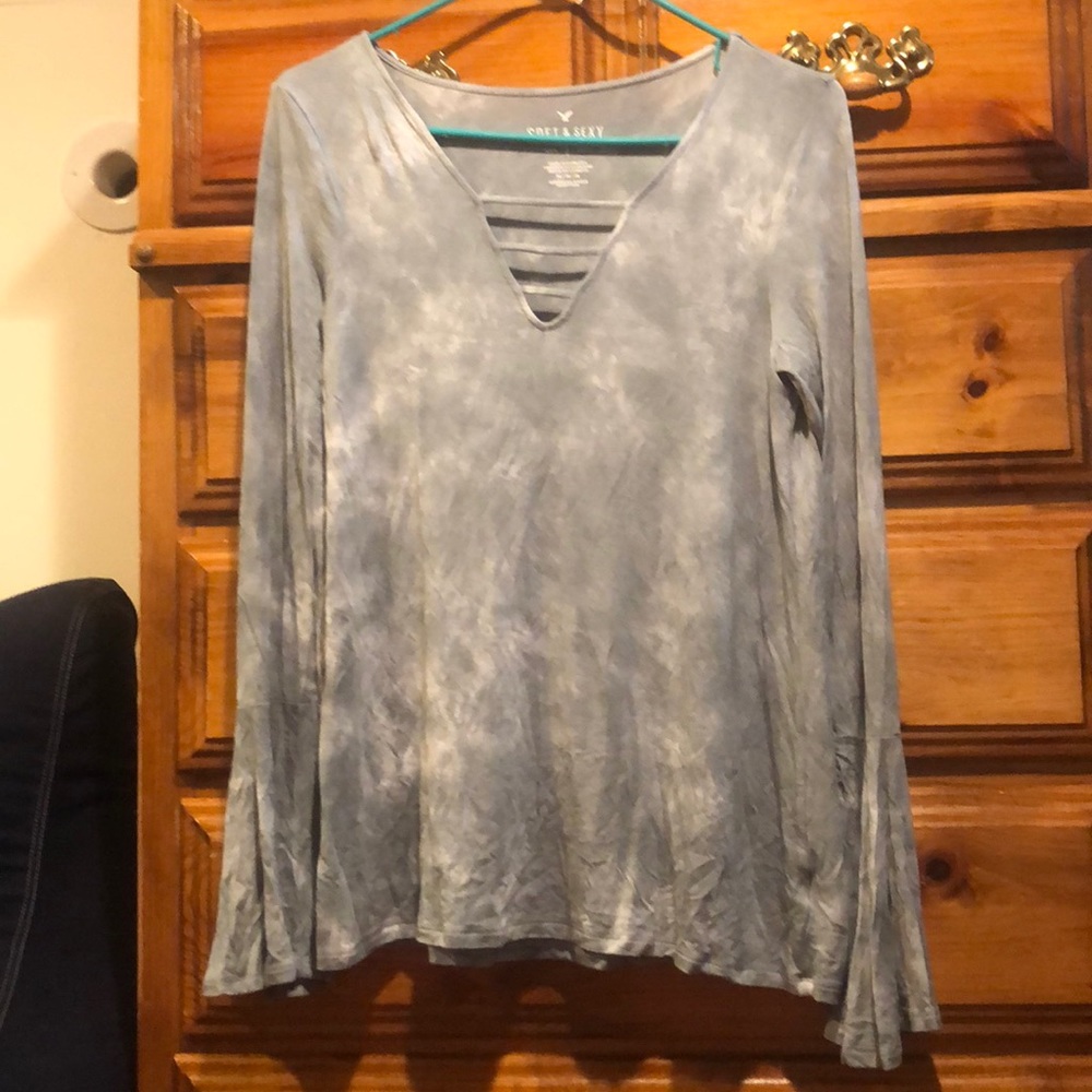 Gray and white long sleeve shirt